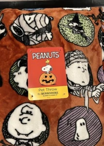 NEW Peanuts Snoopy & Gang Halloween Berkshire Pet Throw Blanket 50” x 70” NWT! - Picture 1 of 8