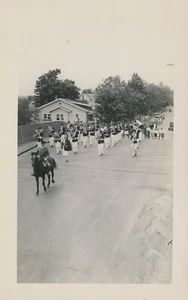 Schnappschuss Vintage Foto Marschkapelle Musik Pferd Parade Holz Brücke Gruppenveranstaltung - Bild 1 von 5