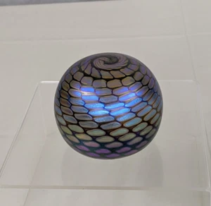 2002 Philabaum Arte Iridescente Vetro Calzacarte Rotondo Viola Sirena Rettile - Foto 1 di 16