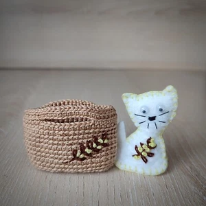 OOAK Barbie Skipper Puppe Zubehör - weiße FILZKATZE mit GOOGLY EYES und TASCHE Barbie - Bild 1 von 9