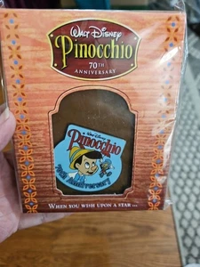 Spilla Disney Pinocchio 70° Anniversario Nuova Sigillata In Confezione - Foto 1 di 3
