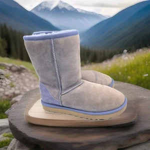 Mujeres Auténticas Botas Ugg Púrpura Gamuza Piel de Oveja Clásicas Cortas II Talla 9 - Imagen 1 de 9