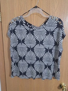 Top, women, XL, Navy with white/beige leaf design. Buttons on shoulders. - Picture 1 of 5