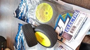 Pro-line RacinG 1/8 Buggy Electron Clay Compound MC Tyres And Rims Mounted - Picture 1 of 1