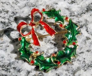 Weihnachtsbrosche, Kranz aus Ilex und Schleife, Modeschmuck, massiv, Dm 4 cm,neu - Bild 1 von 4