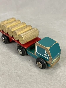 Camión de madera vintage que transporta madera - Imagen 1 de 7