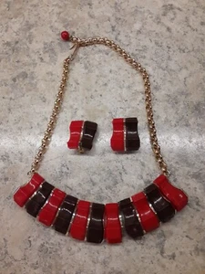 Conjunto de collar y pendientes de clip de plástico MCM de colección de Alemania Occidental rojo marrón Go - Imagen 1 de 12