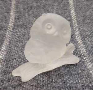 Eule auf einem Ast 1976 Hallmark Cards Co mattiertes Bleikristall 24% Eule Figur - Bild 1 von 7