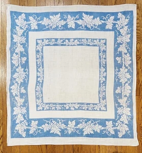 Tovaglia vintage anni 40 DERVAN metà secolo blu bianco motivo uva 33”x35,5” - Foto 1 di 4