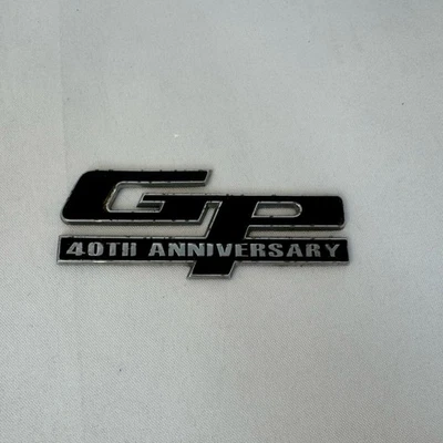 2002 PONTIAC GRAND PRIX GP 40º ANIVERSÁRIO EMBLEMA LOGOTIPO SÍMBOLO FABRICANTE DE EQUIPAMENTO ORIGINAL Frete Rápido - Imagem 1 de 4