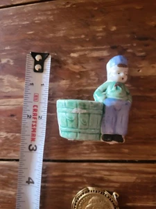 Jarrón pequeño de colección florero coleccionista porcelana niño con cesta verde contenedor juguete Estate - Imagen 1 de 2