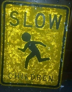 Insegna stradale vintage SLOW CHILDREN 24" x 18" riflettente a nido d'ape  - Foto 1 di 24