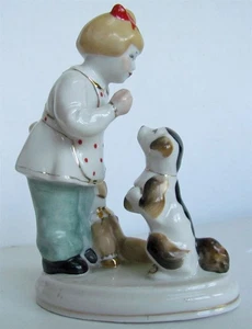 RUSSISCHE 50er JAHRE PORZELLAN FIGUR MÄDCHEN mit HUND & PUPPE VINTAGE - Bild 1 von 6