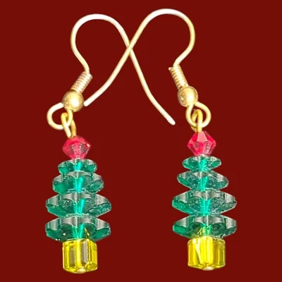 Brincos perfurados pendurados com gancho de contas de árvore de Natal verde 1,7" - Imagem 1 de 3