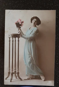 (GB-8041)GB 1915 Vintage Greetings Postcard Lady with flowers (stamp SG 418) - Picture 1 of 2