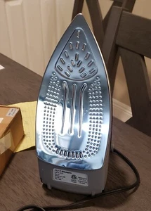 Professional Grade 1700W Steam Iron, with rapid, even heat. Self Cleaning-New - Picture 1 of 3