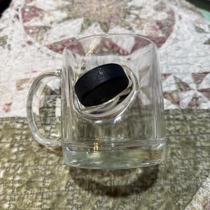 Taza original BENSHOT 11 OZ con un disco de hockey soplado en vidrio - Imagen 1 de 2