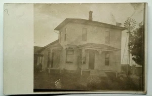 Echt Foto AK von 1907 Vintage zweistöckiges Bauernhaus mit Windmühle - Bild 1 von 2