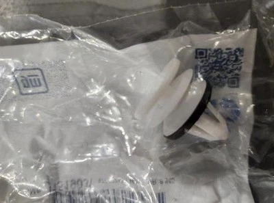 11519031 OEM GM panel de moldura de puerta retenedor inferior 2002-2019 Foto 1 de 2