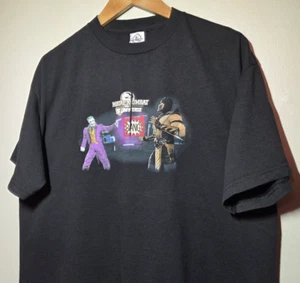 Camiseta De Colección Mortal Kombat vs DC Universe Joker Scorpion Juego Promo DEFECTUOSO DE FÁBRICA Talla L - Imagen 1 de 7