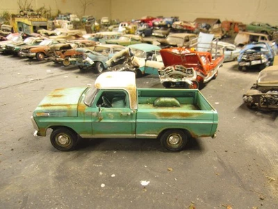 depósito de chatarra coche modelo Foto 1 de 4