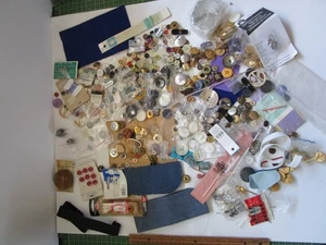 ENORME Lote de Botones Vintage Mezclados Costura Costurera Accesorios Piezas Herramientas Etc - Imagen 1 de 6