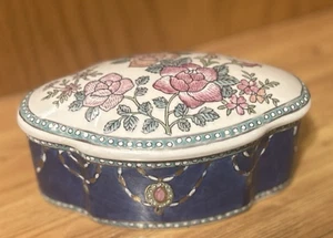 Joyero/caja de baratijas vintage chino chinoiserie de porcelana floral con tapa - Imagen 1 de 9