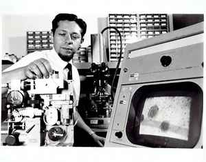 1967 Press Photo NASA JPL Doctor Soffen uses Kintel Microscope TV Camera - Picture 1 of 2