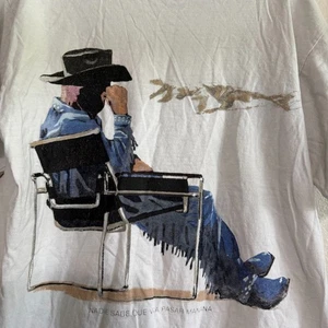 Bad Bunny Sitting Cowboy T-Shirt Herren Medium Weiß Grafik Kurzarm Freizeit - Bild 1 von 6