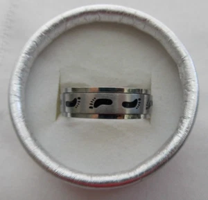 Anillo de banda giratorio de acero inoxidable con huellas negras para hombre talla 12 1/4 #ST287 - Imagen 1 de 6