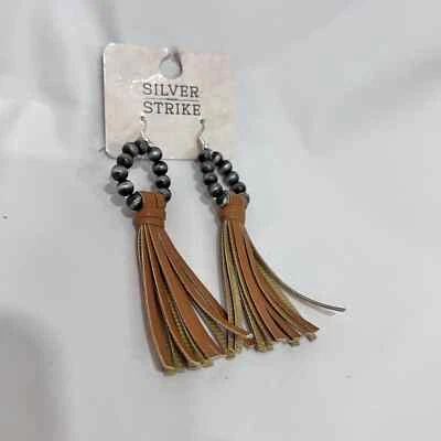 Pendientes de plata con cuentas y cuero tostado estilo indígena Foto 1 de 4