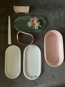 Contenedor de comida para lonchera de dos niveles Ariel Mermaid con palillos Bento parques Disney - Imagen 1 de 6