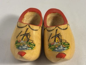 Zuecos de madera pequeños vintage tallados a mano diseño de molino de viento decorativo - Imagen 1 de 5