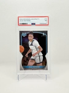 2022-23 Bowman University Chrome - JuJu Watkins #43 (RC) (NM PSA 7) - Foto 1 di 2