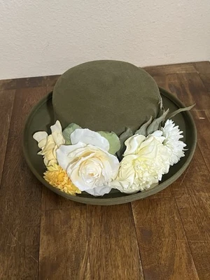 Sombrero de fieltro de lana verde Toucan NY con detalles florales blancos neutros amarillos talla 7 Foto 1 de 4