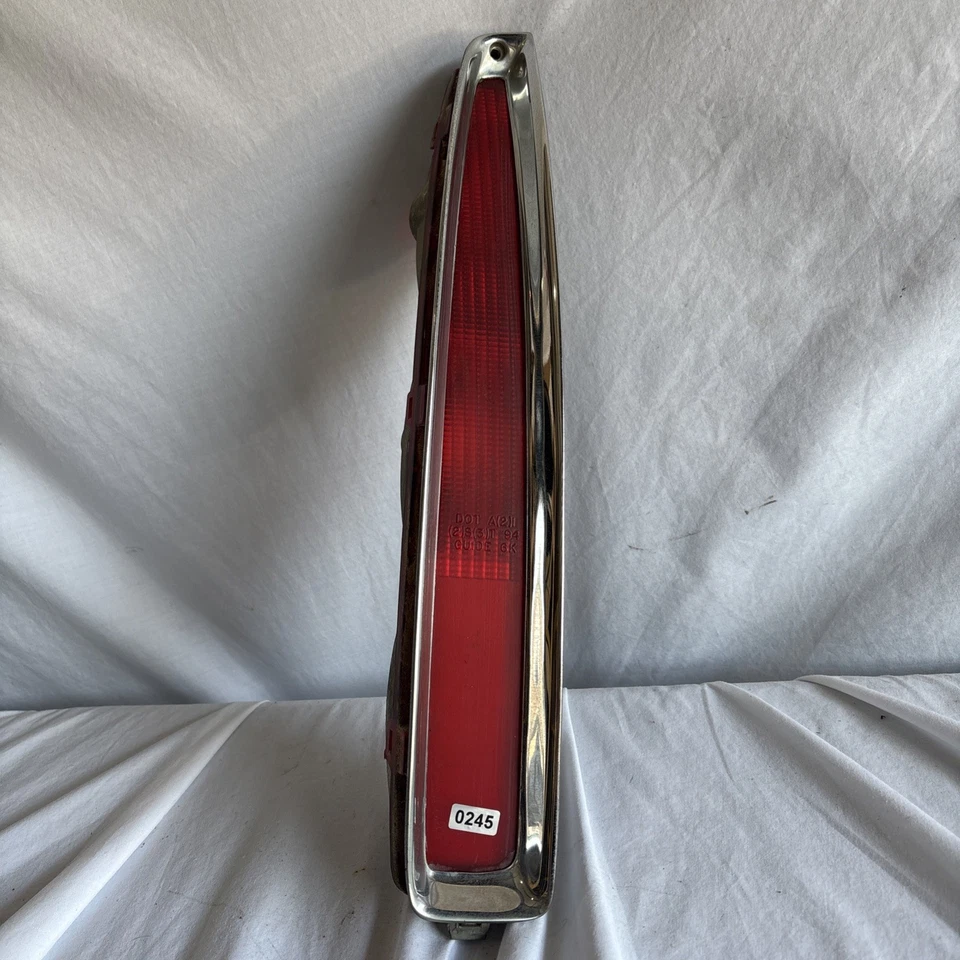 Lanterna traseira lateral esquerda para motorista Cadillac Deville 1994 a 1999 - Imagem 1 de 4