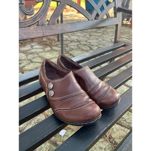 Clarks Leder bequeme braune Slipper Schuhe Ornament Detail Größe 8,5M - Bild 1 von 7