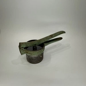 Schiacciapatate Rustico Vintage Retrò Manico Acciaio Verde Ricer Colino Pressa Alimenti - Foto 1 di 8