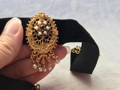 COLLIER RAS DE COU ANCIEN RUBAN VELOURS NOIR PENDENTIF PERLE PIERRE DORE - Photo 1/4
