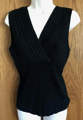 Blusa August de seda preta metálica sem mangas gola V feminina júnior tamanho Grande Novo com etiquetas - Imagem 1 de 4