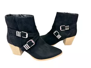 Sun & Stone schwarze Wildlederimitat-Stiefeletten "SS Elyssaa" 7,5 M gestapelte Absätze - Bild 1 von 5