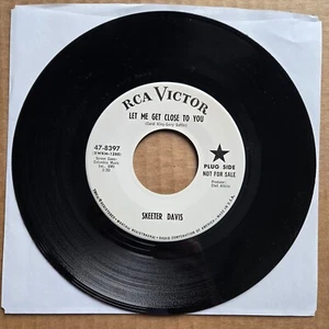 SKEETER DAVIS Let Me Get Close To You DJ PROMO 45 7" COUNTRY Vinyl Record - Picture 1 of 2