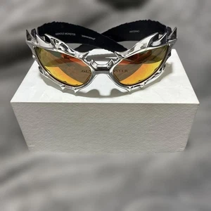 Occhiali da sole Gentle Monster Tekken 8 collaborazione montatura argento lenti rosse specchio - Foto 1 di 8