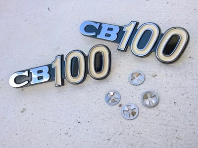 Par Honda CB 100 CB100 K0 K1 Marco Lateral Cubierta Emblema Insignia Set con Clips de Montaje Foto 1 de 4