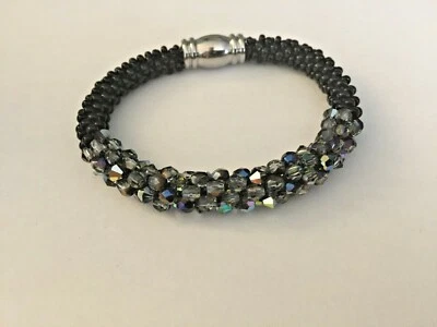 Pulsera magnética de acero inoxidable con cuentas de cristal y semillas de Toho de Swarovski  Foto 1 de 4