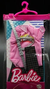 Nuevo paquete de moda Mattel Barbie / top rosa, cinturón, pantalones negros y accesorios para muñeca - Imagen 1 de 7