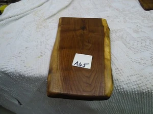 #A65 Rustikales Holz Käse Servier Schneidebrett Live Edge Schwarz Nussbaum - Bild 1 von 4