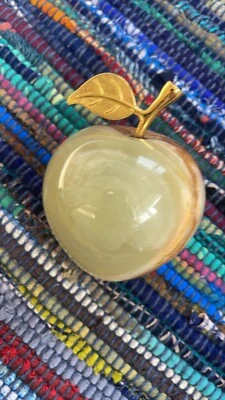 BRITISH FOSSILS Onyx marble apple ornament paperweight gift gold coloured top leaf fruit