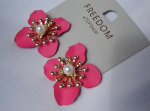 Topshop Lovely Pink Flower Petal Earrings Faux Pearl Gold tone NEW - Picture 1 of 1