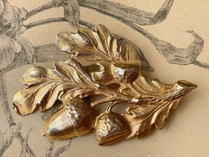 Grande Broche Marie Puisais en métal doré - Feuille de chêne et glands - Imagen 1 de 3